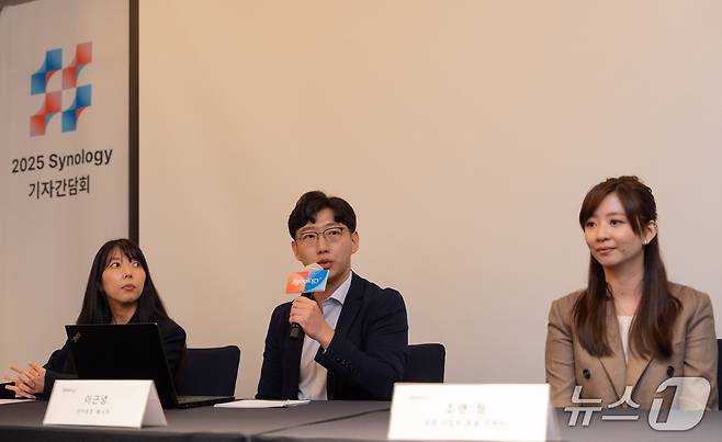 왼쪽부터 석미은 시놀로지 시니어 세일즈 매니저, 조앤 웡 시놀로지 국제사업부 총괄 디렉터, 이근녕 시놀로지 어카운트 매니저가 23일 서울 조선팰리스 강남에서 기자간담회를 열고 발언하고 있다.(시놀로지 제공)