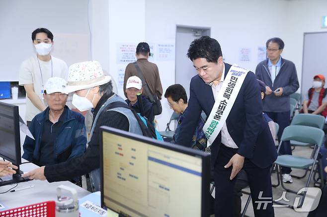 2차 민생회복 소비쿠폰 접수를 시작한 은천동 주민센터에서 민원인을 안내하는 박준희 관악구청장