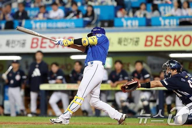 23일 오후 대구 수성구 삼성라이온즈파크에서 열린 프로야구 '2025 신한 SOL뱅크 KBO 리그' 두산 베어스와 삼성 라이온즈 경기, 7회말 1사 만루 상황 삼성 5번타순 때 대타로 나온 전병우가 중견수 앞 2타점 적시타를 치고 있다. 2025.9.23/뉴스1 ⓒ News1 공정식 기자