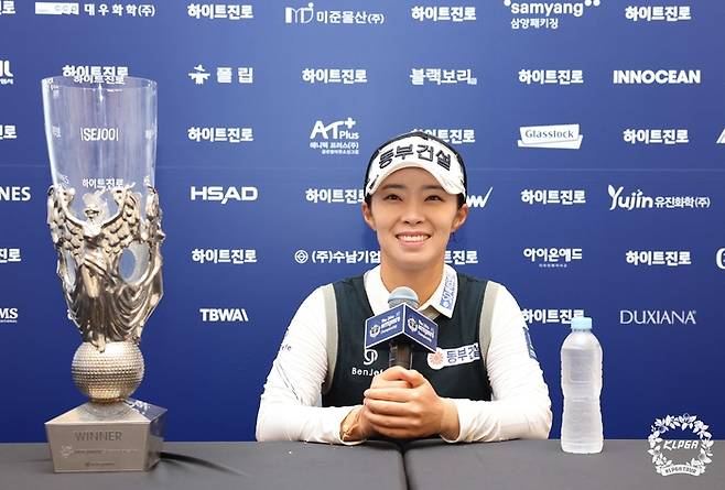 김수지가 지난해 하이트진로 챔피언십에서 우승을 차지한 뒤 밝게 웃고 있다. 사진 | KLPGA