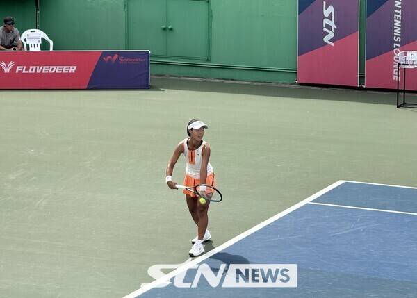 백다연이 23일 인천에 위치한 열우물 테니스장에서 열린 '2025 국제테니스연맹(ITF) KMJ 아트갤러리컵 인천 여자국제테니스투어' 32강 경기를 치르고 있다. /사진(인천)=강의택 기자