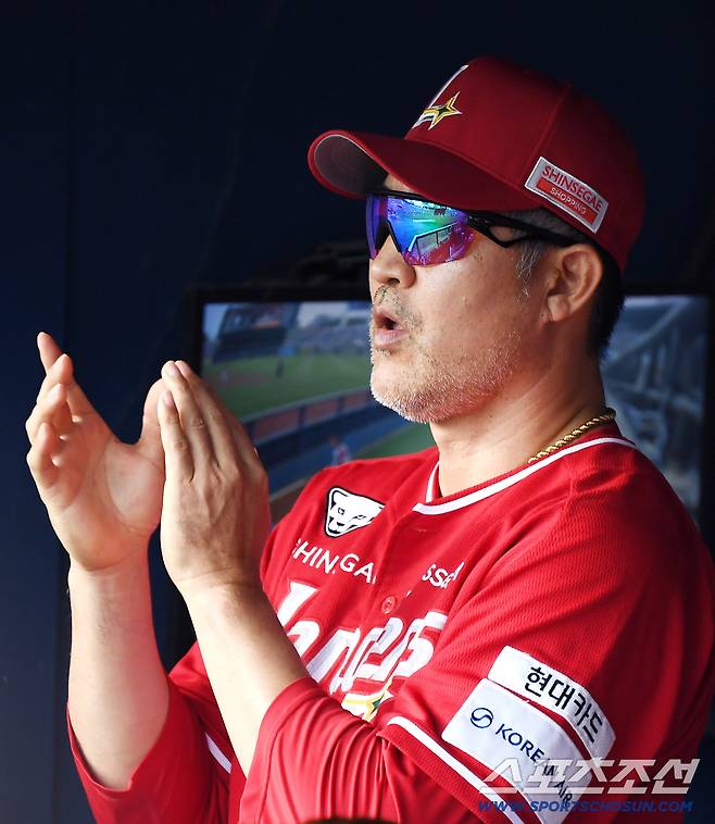 7일 서울 잠실구장에서 열린 SSG-LG전. SSG 이숭용 감독이 경기를 지켜보고 있다. 잠실=정재근 기자 cjg@sportschosun.com/2025.9.7/