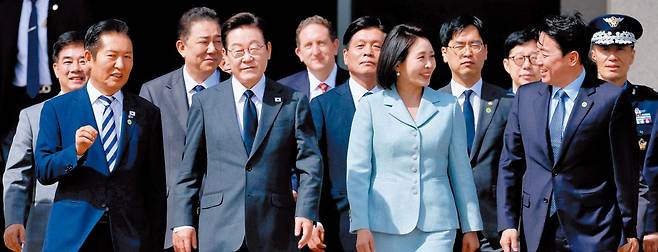 유엔 총회에 참석하는 이재명 대통령이 22일 김혜경 여사와 함께 서울공항에 도착해 공군 1호기로 향하고 있다. 정청래(맨 왼쪽) 민주당 대표와 강훈식(맨 오른쪽) 대통령실 비서실장 등이 배웅했다. /뉴시스