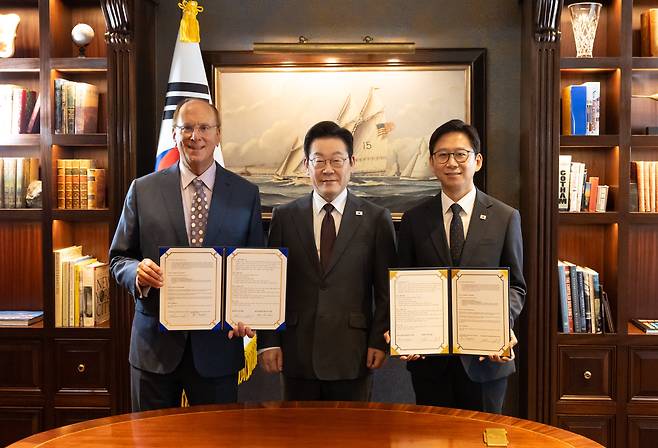 유엔총회 참석을 위해 미국을 방문한 이재명 대통령이 22일(현지시간) 뉴욕의 한 호텔에서 AI 산업 글로벌 협력을 위한 양해각서(MOU)를 체결한 뒤 래리 핑크 세계경제포럼(WEF) 의장 겸 블랙록 회장, 김정관 과학기술정보통신부 장관과 기념촬영을 하고 있다. /연합뉴스