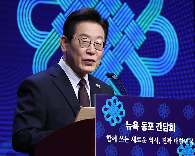 이재명 대통령이 22일(현지 시간) 미국 뉴욕의 한 호텔에서 열린 동포 간담회에서 인사말을 하고 있다./뉴시스