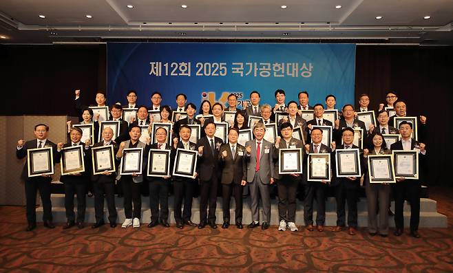 23일 서울 마포구 가든호텔에서 조선비즈가 주최한 ' 제12회 2025 국가 공헌 대상 시상식'에서 수상자들이 기념 촬영을 하고 있다. /조선비즈