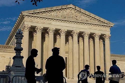 2024년 6월 29일 촬영된 미국 연방대법원 청사와 그 근처를 지나가는 사람들의 모습. 로이터 연합뉴스