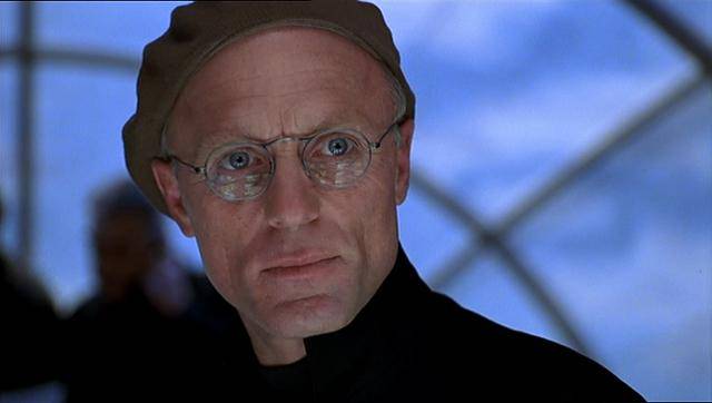 영화 '트루먼 쇼'에서 트루먼의 일거수일투족을 생중계하는 TV쇼를 기획하고 연출한 책임 프로듀서 크리스토프. 파라마운트 픽처스 제공