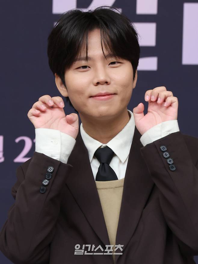 가수 정승환이 23일 오전 서울 양천구 목동 SBS에서 열린 SBS 새 예능 프로그램 '우리들의 발라드' 제작발표회에 참석해 포즈를 취하고 있다. '우리들의 발라드'는 우리 기억 속 매 순간마다 함께 했던 인생 발라드를 공유하고 그 시절 내 노래였던 발라드를 새롭게 불러줄 새로운 목소리를 찾는 음악 오디션 프로그램이다. 오늘(23일) 밤 9시 첫 방송. 서병수 기자 qudtn@edaily.co.kr /2025.09.23/