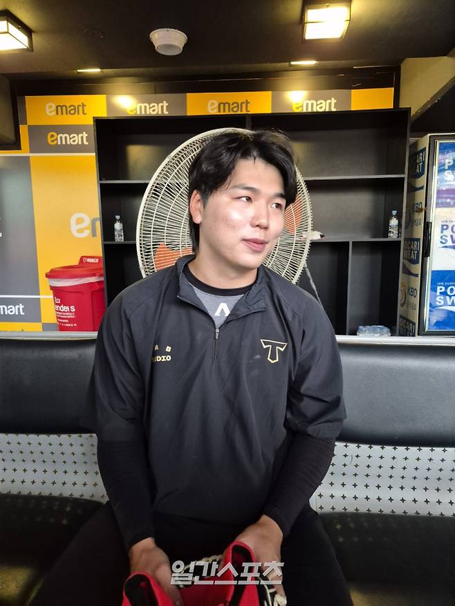 23일 1군 엔트리에 복귀해 취재진과 인터뷰하는 오른손 투수 황동하. 인천=배중현 기자