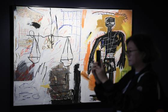 서울 동대문디자인플라자(DDP) 전시1관에서 22일 선공개된 ‘장 미셸 바스키아: 과거와 미래를 잇는 상징적 기호들' 전시에 나온 리움미술관 소장 '무제(검은 인물)'. 전민규 기자