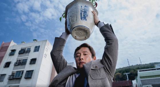 영화 '어쩔수가없다'의 한 장면. 사진 CJ ENM