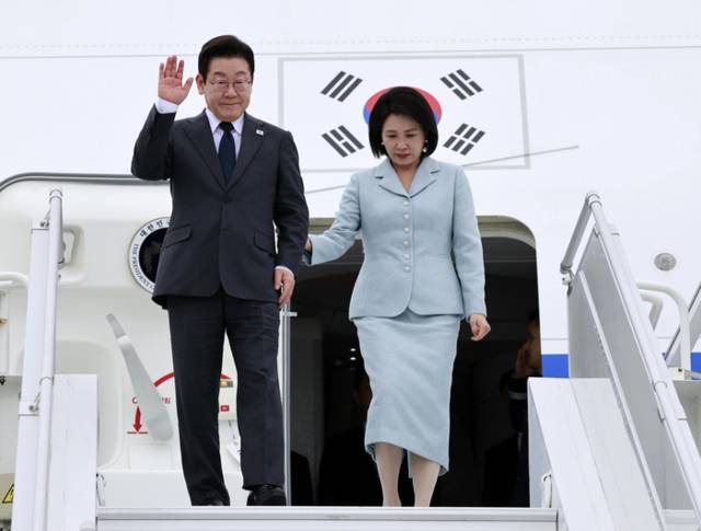 ▲ 유엔총회 참석차 미국을 방문한 이재명 대통령과 김혜경 여사가 22일(현지시간) 뉴욕 JFK공항에 착륙한 공군 1호기에서 환영객에게 인사하고 있다. 2025.9.23 연합뉴스
