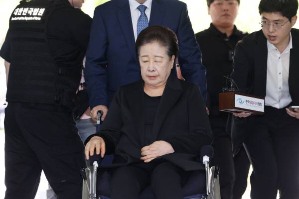 윤석열 정권과 통일교가 연관된 ‘정교유착 국정농단’ 의혹을 받는 한학자 통일교 총재가 22일 서울중앙지법에서 구속 전 피의자 심문(영장실질심사)을 받기 위해 출석하고 있다. 연합뉴스