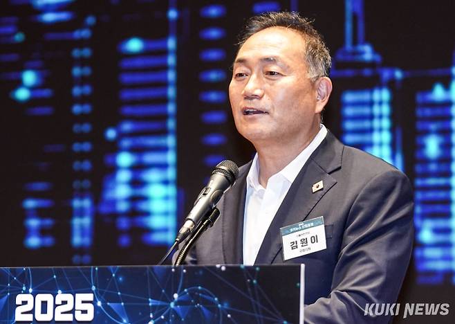 국회 산업통상자원중소벤처기업위원회 더불어민주당 간사인 김원이 의원이 23일 서울 여의도 한국거래소 컨퍼런스홀에서 열린 ‘2025 쿠키뉴스 산업포럼: 산업 대전환기 기로에 선 한국, 미래 성장동력의 길을 묻다’에서 축사를 하고 있다. 유희태 기자