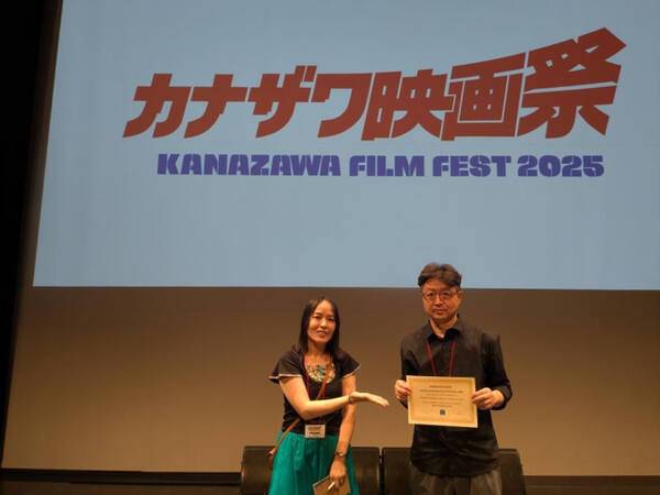 지난 22일 일본 가나자와영화제 국제경쟁부문에서 최우수각본상을 수상한 독립영화 ‘원안에 사람들’의 임철빈 감독이 기념촬영을 하고 있다. ‘원만네’ 제공