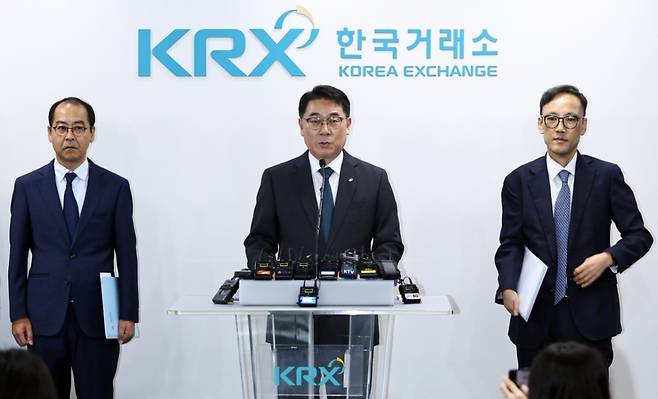 이승우 주가조작 근절 합동대응단 단장(가운데)이 23일 서울 영등포구 한국거래소 서울사무소에서 열린 브리핑에서 발언하고 있다. /사진=뉴시스