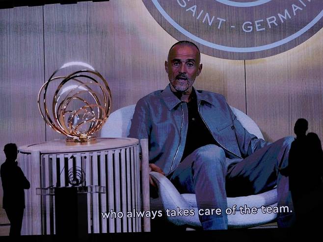 루이스 엔리케 파리 생제르맹 감독이 23일(한국시간) 프랑스 파리 샤틀레 극장에서 열린 2025 발롱도르 시상식에서 감독상을 받고 화상으로 소감을 밝히고 있다. 파리 AFP 연합뉴스