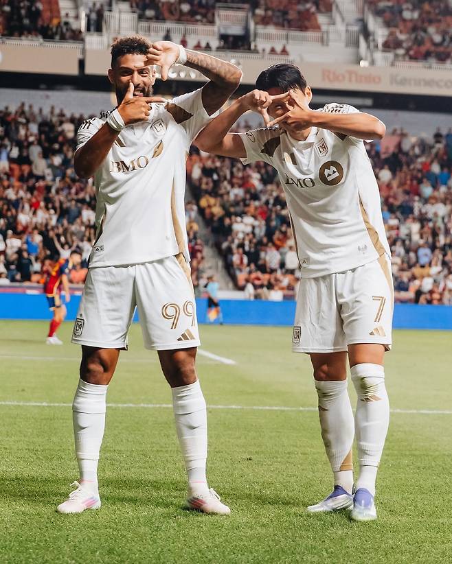 LAFC 손흥민(오른쪽)과 드니 부앙가는 MLS 최고의 공격 콤비로 떠올랐다. 둘은 나란히 MLS 매치데이35 베스트11에 선정됐다. 사진출처|LAFC 페이스북