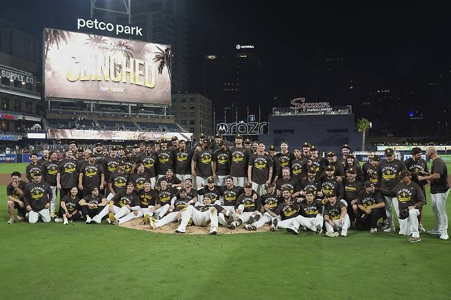 샌디에이고 선수들이 23일 밀워키를 꺾고 포스트시즌 진출을 확정한 뒤 기념 사진을 찍고 있다. AP연합뉴스
