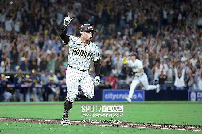 ▲ 포스트시즌 진출 확정타! 끝내기 안타를 날린 프레디 퍼민.