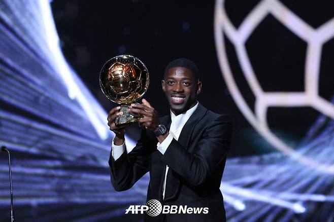 23일(한국시간) 프랑스 파리의 샤틀레 극장에서 진행된 2025 발롱도르 시상식에서 발롱도르를 수상한 우스만 뎀벨레. /AFPBBNews=뉴스1