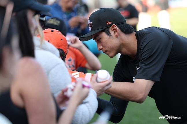 사인해주는 이정후. /AFPBBNews=뉴스1