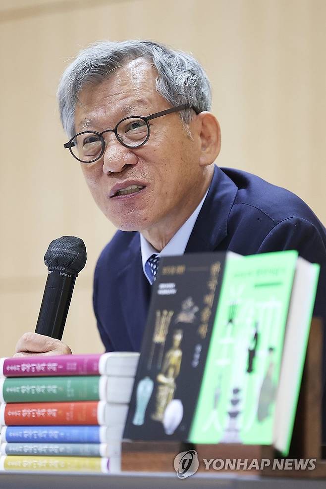 출간 기념 기자간담회하는 유홍준 관장 (서울=연합뉴스) 강민지 기자 = 유홍준 국립중앙박물관 관장이 23일 서울 마포구 창비서교빌딩에서 '모두를 위한 한국미술사', '외국인을 위한 한국미술사' 출간 기념 기자간담회를 하고 있다. 2025.9.23 mjkang@yna.co.kr