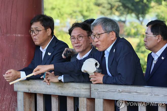 동궁과 월지 둘러보는 김민석 총리 (경주=연합뉴스) 이정훈 기자 = 김민석 국무총리가 29일 경북 경주시 동궁과 월지를 찾아 APEC 참가자 관광 프로그램 준비 현황을 보고 받은 뒤 유홍준 국립중앙박물관장, 최휘영 문화체육관광부 장관 등과 둘러보고 있다. 2025.8.29 uwg806@yna.co.kr