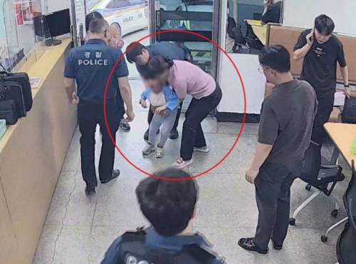 ◇지난 23일 오후 5시26분께 사탕이 목에 걸려 지구대를 찾은 5살 남자아이가 경찰의 신속한 응급조치 덕분에 위기를 넘겼다. 사진=춘천경찰서 제공