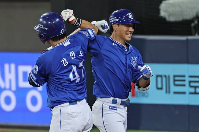 삼성 라이온즈의 이성규가 23일 대구에서 열린 두산 베어스와의 경기 6회말 역전 솔로 홈런을 친 뒤 덕아웃으로 들어오는 도중 강민호와 기쁨을 나누고 있다. 삼성 제공