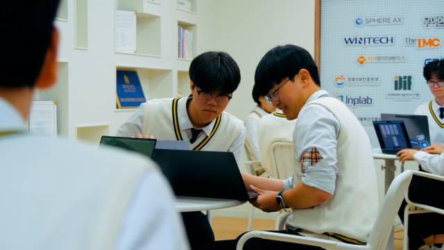 마이스터고 전환 후 첫 신입생을 받은 경북소프트웨어마이스터고등학교는 짧은 역사에도 최고 수준의 교육 환경과 학생 복지, 맞춤형 진로 교육으로 각종 관련 대회에서 수상 성적을 올리는 등 괄목할 성과를 내고 있다. 경북소프트웨어마이스터고 제공.