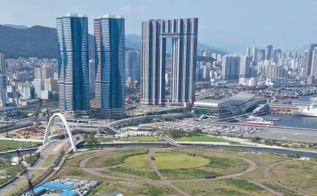 다음 달부터 4300실이 넘는 부산 지역 생활형 숙박시설이 용도 변경이나 숙박업 신고를 하지 않아 이행강제금 부과 대상이 된다. 부산의 대표적인 생숙인 해운대 엘시티(위)와 동구 협성마리나G7, 롯데캐슬 드메르. 정종회 기자 jjh@