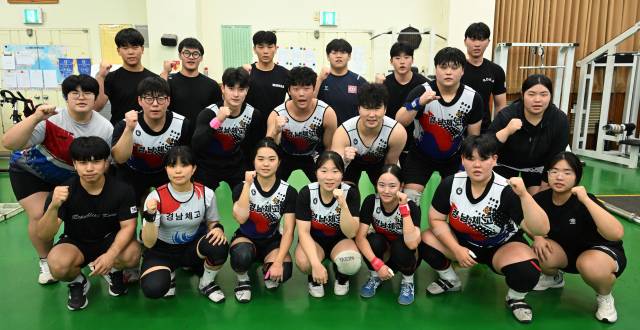 경남체고 역도부 선수들이 진주시 진성면 경남체고 체육관에서 전국체전을 앞두고 선전을 다짐하고 있다./김승권 기자/