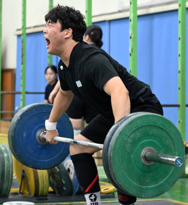 경남체고 역도부 허호천이 바벨을 들어올리는 훈련을 하고 있다.