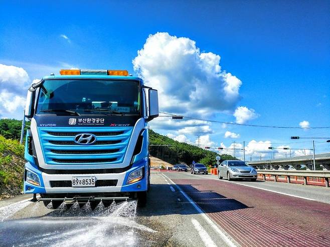 부산환경공단은 대기질 개선을 위해 도로 비산먼지 저감차량 54대를 매일 운영하고 있다. 사진 부산환경공단 제공