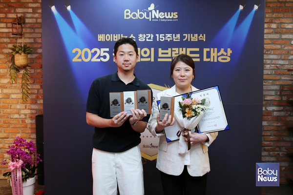 김수경 부가부코리아 이사(우측)와 박상범 Marketing Specialist가 23일 오후 서울 마포구 베이비뉴스 스튜디오에서 열린 2025 올해의 브랜드대상 시상식 포토존에서 기념촬영을 하고 있다. 부가부코리아는 디럭스 유모차, 절충형 유모차, 휴대용 유모차, 아기식탁의자·하이체어 등 4개 부문에서 1위를 차지했다. 이효상 기자 ⓒ베이비뉴스