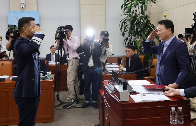 진영승 합동참모의장 후보자가 24일 서울 여의도 국회 국방위원회 인사청문회에서 선서문을 제출하고 경례하고 있다. (사진=연합뉴스)