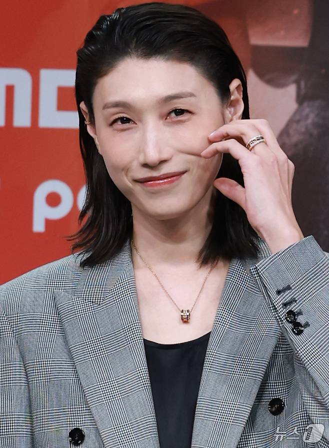 배구여제 김연경이 24일 오후 서울 마포구 상암동 MBC 골든마우스홀에서 열린 MBC 새 예능 '신인감독 김연경' 제작발표회에 참석해 포즈를 취하고 있다. '신인감독 김연경'은 신인 감독으로 배구 여제 김연경의 구단 창설 프로젝트다. 은퇴 후 새로운 도전에 나선 '배구 황제' 김연경이 직접 창단한 팀 ‘필승 원더독스’를 이끌며 지도자로서 첫발을 내딛는 과정이 담긴다. 2025.9.24/뉴스1 ⓒ News1 권현진 기자