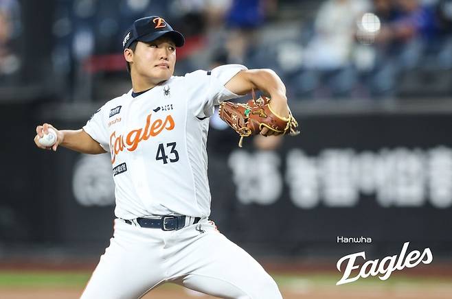 정우주가 대전 한화생명 볼파크에서 열린 2025 KBO리그 홈경기에서 투구에 임하고 있다. 사진 | 한화 이글스