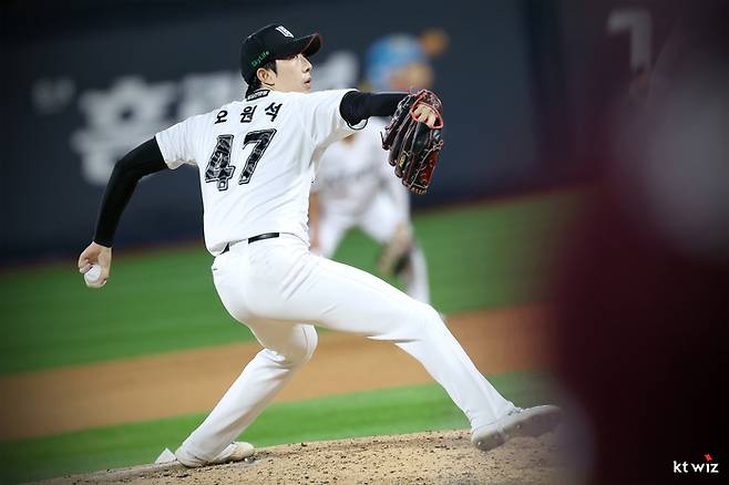 KT 오원석이 23일 수원케이티위즈파크에서 열린 2025 KBO리그 키움전에서 선발로 등판해 힘차게 공을 던지고 있다. 사진 | KT 위즈