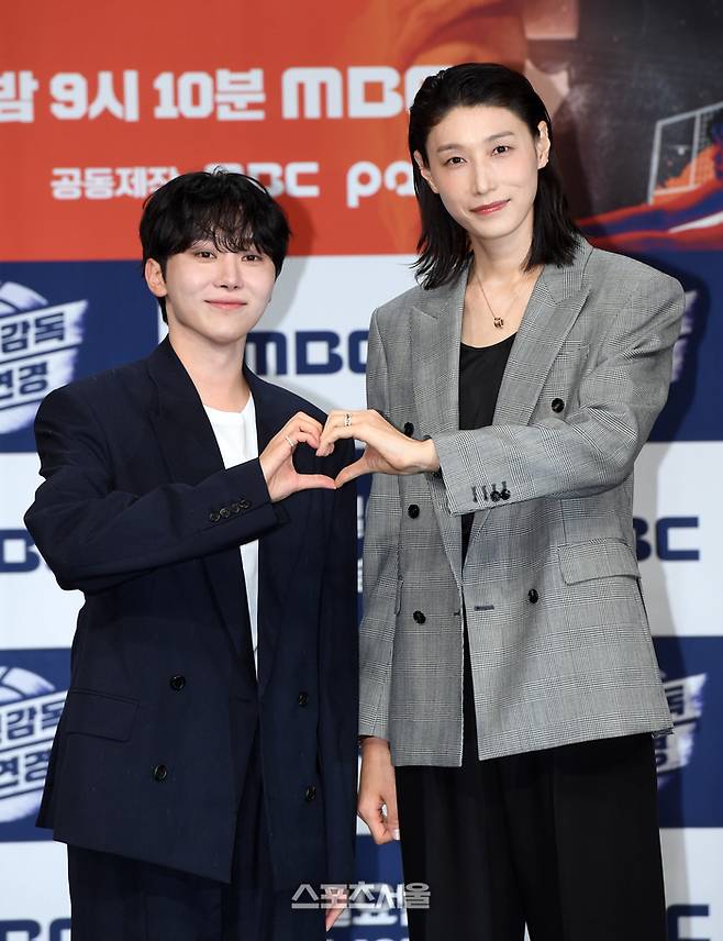 세븐틴 승관(왼쪽)과 여자배구 레전드 김연경이 24일 서울 마포구 MBC 신사옥 골든마우스홀에서 열린 MBC 새 예능 ‘신인감독 김연경’ 제작발표회에서 취재진을 향해 포즈를 취하고 있다. 박진업 기자 upandup@sporttsseoul.com