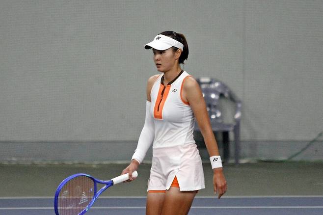 장수정이 24일 인천에 위치한 열우물 테니스장 실내코트에서 '2025 국제테니스연맹(ITF) KMJ 아트갤러리컵 인천 여자국제테니스투어' 단식 32강 경기를 치르고 있다. /사진=테니스코리아 제공