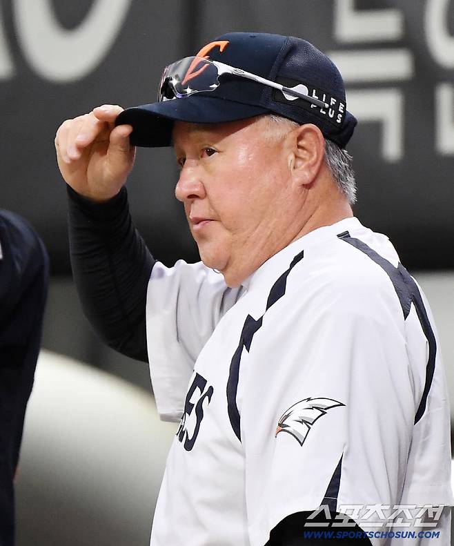 17일 광주 기아챔피언스필드에서 열린 한화-KIA전. 한화 김경문 감독이 그라운드를 바라보고 있다. 광주=정재근 기자 cjg@sportschosun.com/2025.9.17/