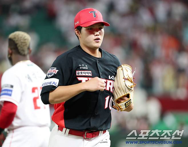 23일 인천 SSG랜더스필드에서 KIA-SSG전. KIA 선발투수 김태형이 1회를 무실점으로 마친 후 힘차게 뛰어 들어오고 있다. 인천=정재근 기자 cjg@sportschosun.com/2025.9.23/