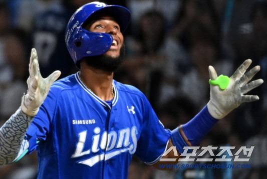 18일 창원NC파크에서 열린 삼성과 NC의 경기, 4회초 무사 1,2루 삼성 디아즈가 3점홈런을 치고 기쁨을 나누고 있다. 디아즈는 48호 홈런을 기록해 외국인 타자 한시즌 최다홈런 타이 기록을 달성했다. 창원=허상욱 기자wook@sportschosun.com/2025.09.18/