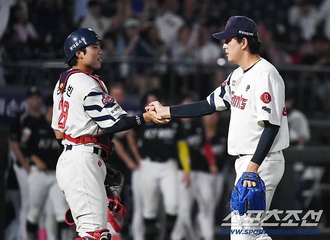 26일 부산 사직구장에서 열린 KT와 롯데의 경기. 롯데가 4대3으로 승리한 가운데 마무리 김원중이 손성빈 포수와 악수하고 있다. 부산=정재근 기자 cjg@sportschosun.com/2025.8.26/