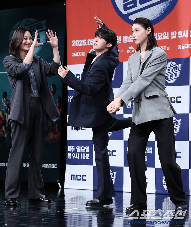 MBC 예능 '신인감독 김연경' 제작발표회가 24일 오후 서울 상암동 MBC 사옥에서 열렸다. 표승주, 부승관, 김연경이 함께 포즈 취하고 있다. 정재근 기자 cjg@sportschosun.com/2025.9.24/