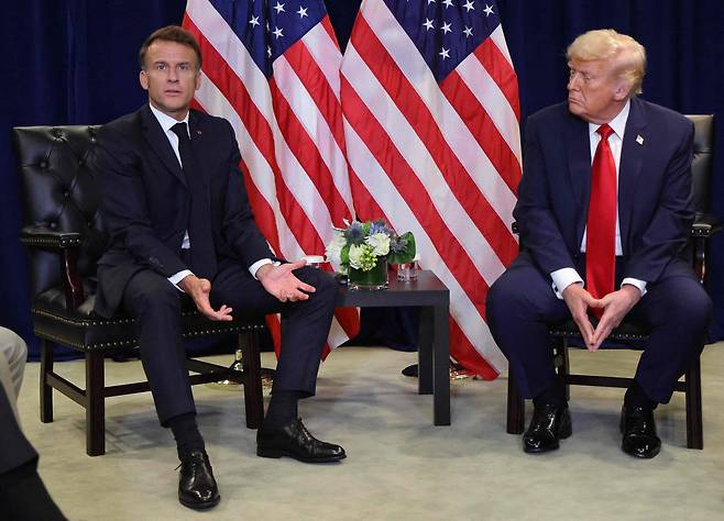 도널드 트럼프 미국 대통령이 2025년 9월 23일 뉴욕에서 열린 유엔 총회에서 에마뉘엘 마크롱 프랑스 대통령과 양자회담을 갖고 있다. /연합뉴스