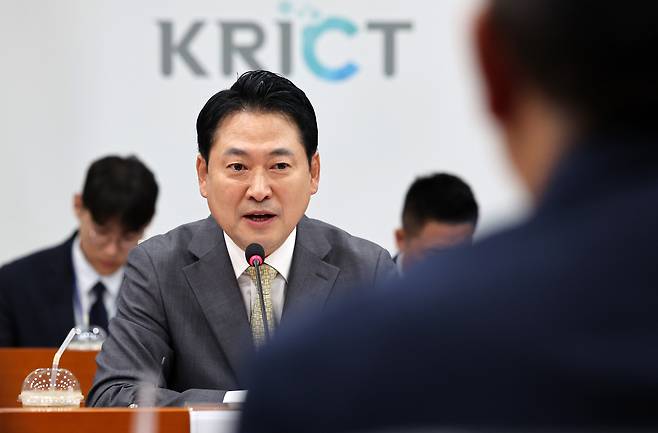 장동혁 국민의힘 대표가 24일 대전 한국화학연구원에서 열린 R&D 정책 간담회에 참석해 발언하고 있다./뉴스1